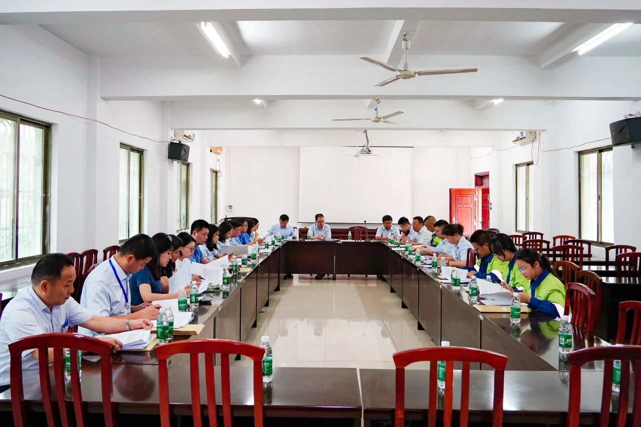 海南礦業(yè)召開第四屆職工代表大會第一次會議62.jpg
