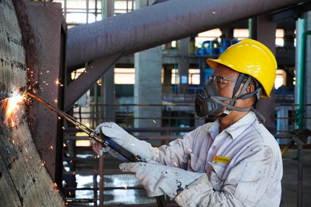 海南礦業(yè)員工陳用利喜獲2024年度全國機械冶金建材行業(yè)“最美職工”2.jpg