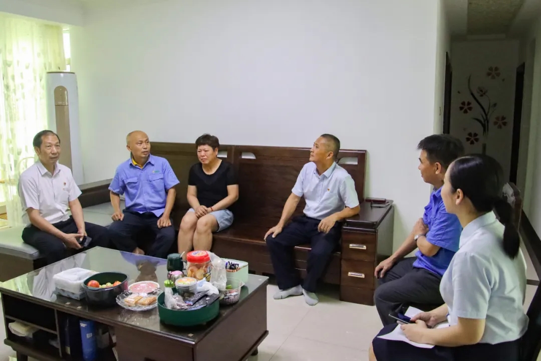 海南礦業(yè)黨委開展“七一”走訪慰問(wèn)活動(dòng)2.jpg